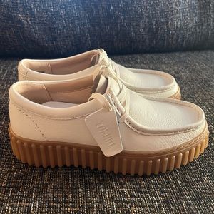 Clarks Torhill Bee loafers, white leather and gum sole, US 7, new in box